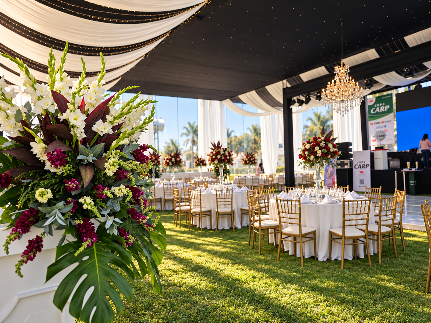 Banquete elegante con flores y luces