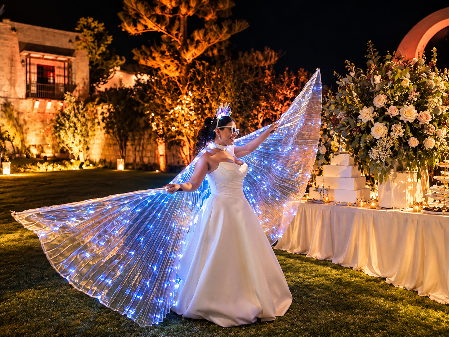 Novia alada bajo luces nocturnas