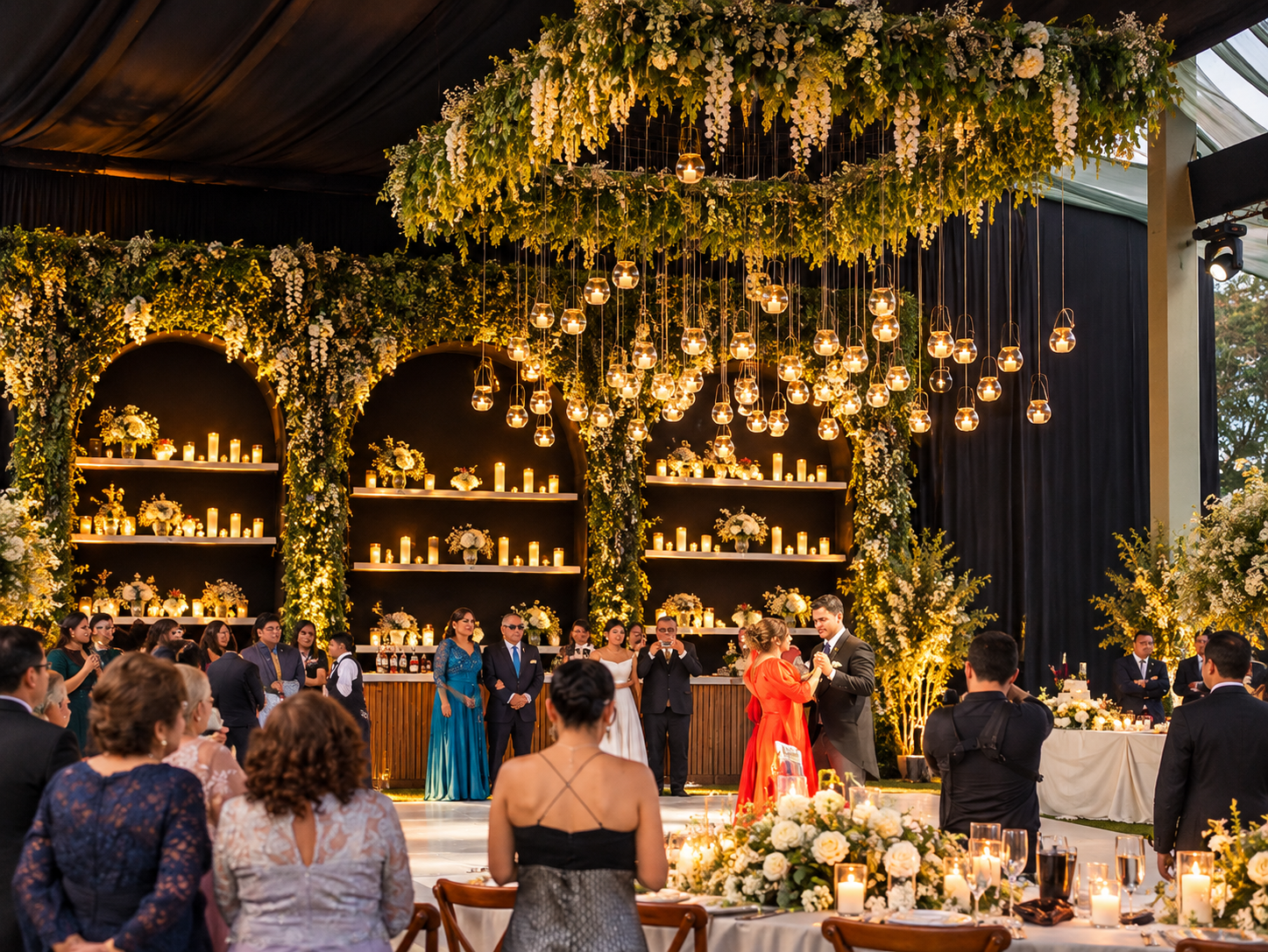 Recepción nupcial entre luces y follaje